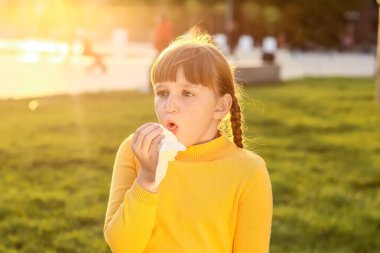 Dışarıda alerjisi olan küçük bir kız.