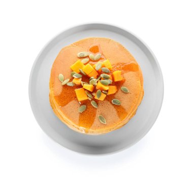 Beyaz arka planda lezzetli balkabağı krepleri