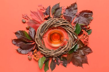 Renkli arka planda bir fincan çay ile güzel sonbahar kompozisyonu