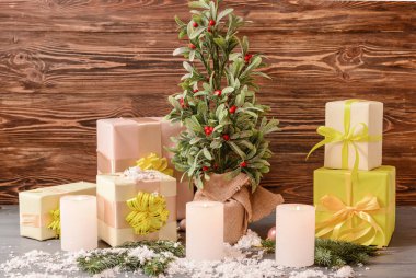 Tahta arka planda ökseotu bitkisi olan güzel bir Noel kompozisyonu