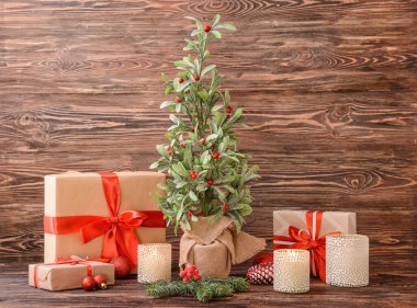 Tahta arka planda ökseotu bitkisi olan güzel bir Noel kompozisyonu