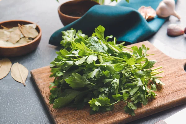 Tabla Cortar Con Perejil Fresco Mesa — Foto de Stock