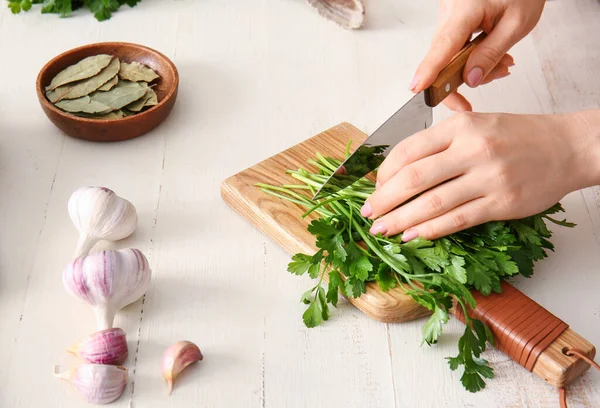 Woman Cutting Fresh Parsley Table — Stock Photo, Image