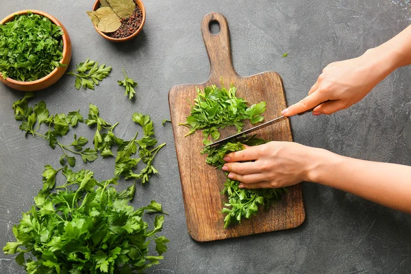 Woman Cutting Fresh Parsley Table — Stock Photo, Image