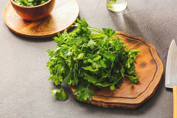 Cutting Board Fresh Parsley Table — Stock Photo, Image