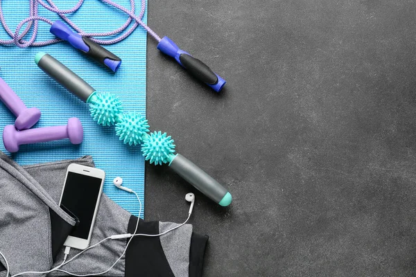 Equipamiento Deportivo Con Rodillo Corporal Sobre Fondo Oscuro — Foto de Stock