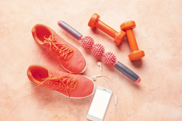 Rouleau Corps Avec Chaussures Haltères Téléphone Portable Sur Fond Couleur — Photo