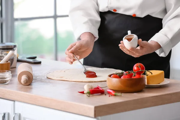 Madura Hembra Chef Haciendo Sabrosa Pizza Cocina — Foto de Stock