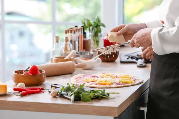 シェフがキッチンでおいしいピザを作る — ストック写真