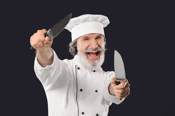 Ältere Männliche Koch Mit Messern Auf Dunklem Hintergrund — Stockfoto