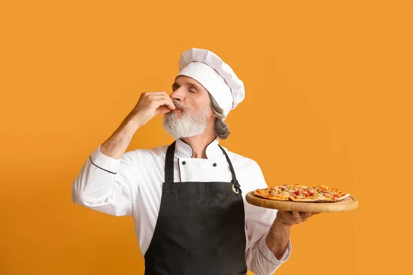 Chef Macho Maduro Con Sabrosa Pizza Sobre Fondo Color —  Fotos de Stock