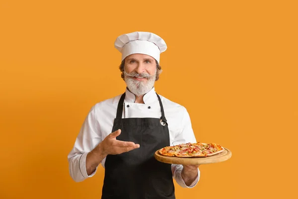 Starší Samec Kuchař Chutnou Pizzu Barevném Pozadí — Stock fotografie