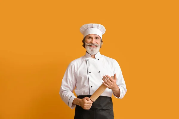 Dojrzałe Mężczyzna Szef Kuchni Wałkiem Pin Tle Koloru — Zdjęcie stockowe