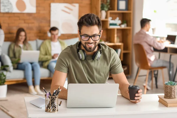 Studenti Con Dispositivi Moderni Che Studiano Online Casa — Foto Stock