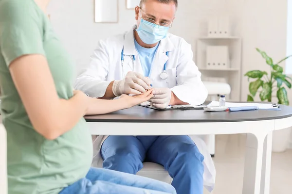 Pregnant Diabetic Woman Visiting Doctor Clinic — Stock Photo, Image