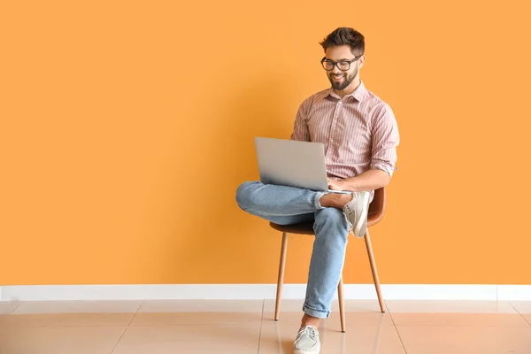 Man Dengan Laptop Belajar Online Dekat Dinding Warna — Stok Foto