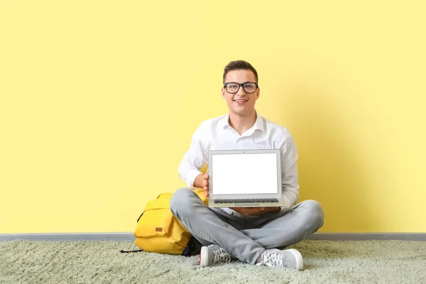 Uomo Con Laptop Studiando Online Vicino Alla Parete Colori — Foto Stock