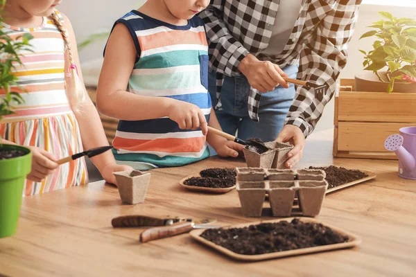 Young Family Setting Out Plants Home — Stock Photo, Image