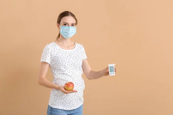 Mujer Diabética Embarazada Máscara Médica Con Glucosímetro Digital Manzana Sobre — Foto de Stock