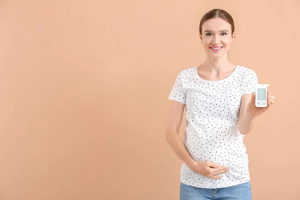 Zwangere Diabetische Vrouw Met Digitale Glucometer Kleur Achtergrond — Stockfoto