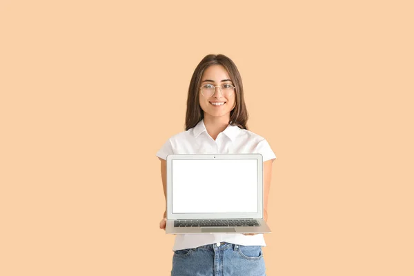 Studentin Mit Modernem Laptop Auf Farbigem Hintergrund — Stockfoto