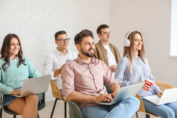Modern cihazları olan öğrenciler çevrimiçi olarak kapalı alanda çalışıyorlar.