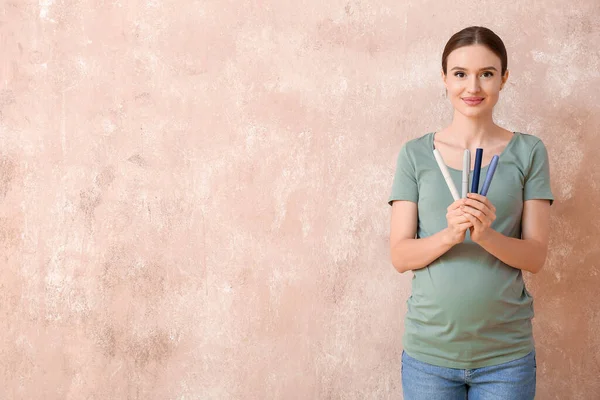 Έγκυος Διαβητική Γυναίκα Σύριγγες Ινσουλίνης Στο Φόντο Χρώμα — Φωτογραφία Αρχείου