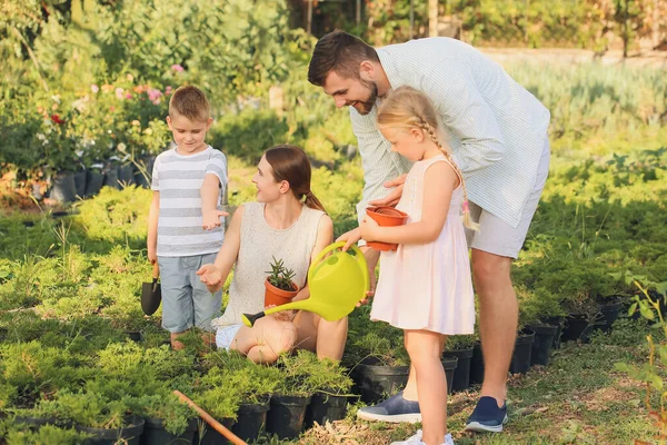 Familia Joven Trabajando Jardín — Foto de Stock