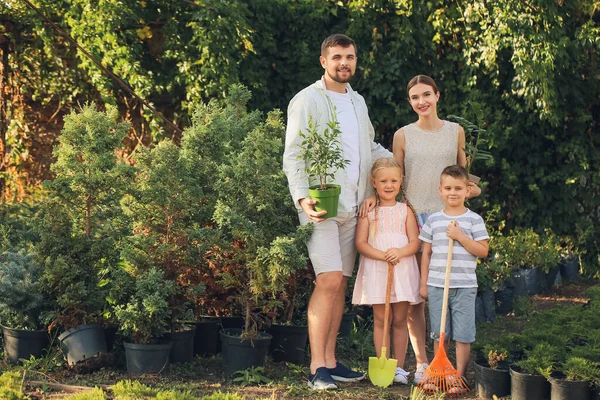 Familia Joven Feliz Invernadero — Foto de Stock