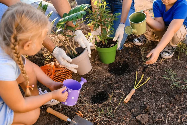 Young Family Working Garden — Stock Photo, Image