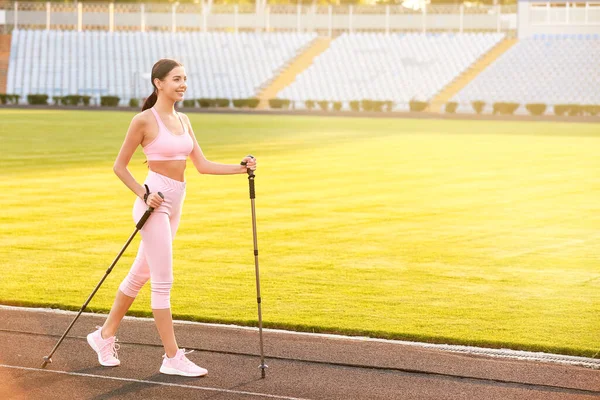 Giovane Donna Che Allena Con Bastoni Passeggio Allo Stadio — Foto Stock