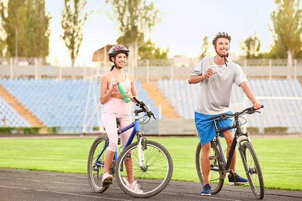 Jóvenes Ciclistas Deportivos Bebiendo Agua Estadio —  Fotos de Stock