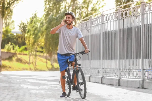 Male Cyclist Talking Phone Outdoors — Stock Photo, Image