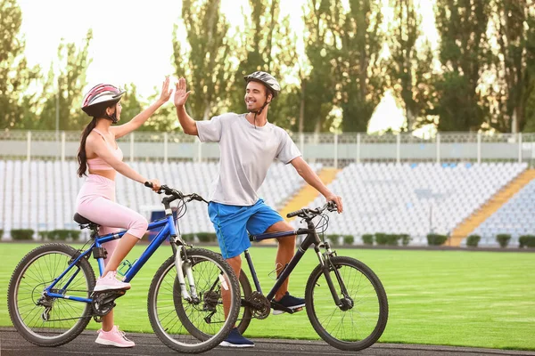 Спортивна Молода Пара Катається Велосипедах Стадіоні — стокове фото