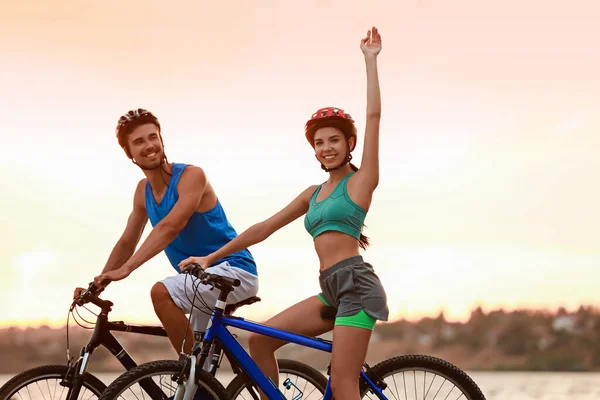 Jóvenes Ciclistas Deportivos Bicicleta Cerca Del Río —  Fotos de Stock