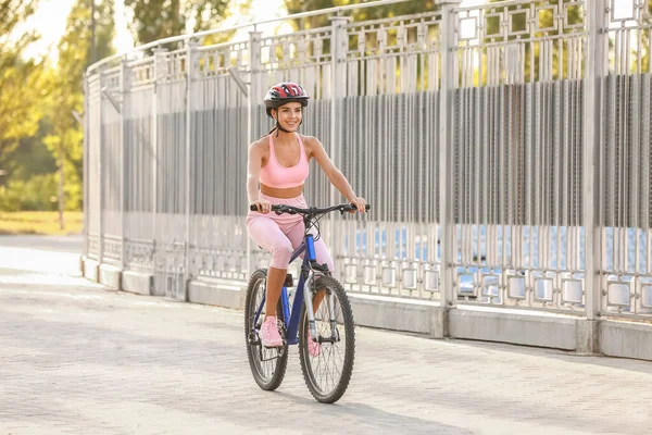 Ciclista Feminino Andar Bicicleta Livre — Fotografia de Stock