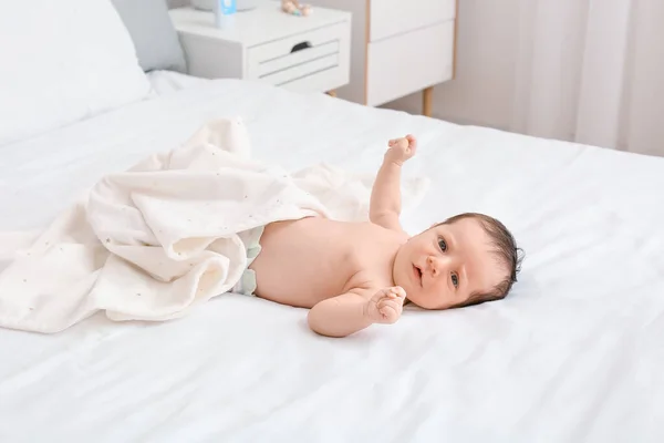 Cute Little Baby Leżące Łóżku Domu — Zdjęcie stockowe