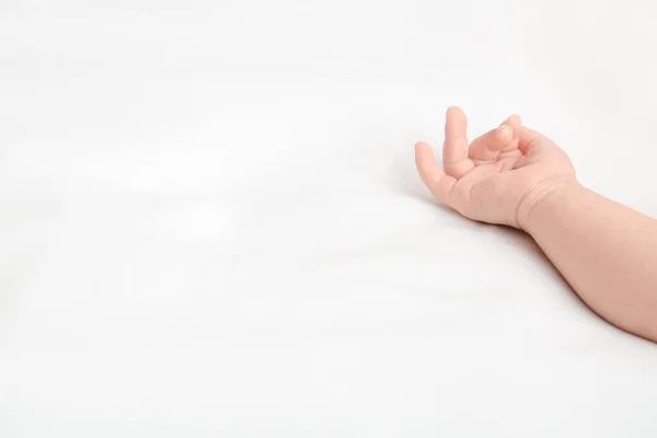 Hand Van Schattige Kleine Baby Liggend Bed — Stockfoto