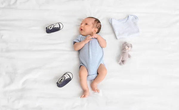 Lindo Bebé Con Ropa Juguete Acostado Cama Vista Superior —  Fotos de Stock