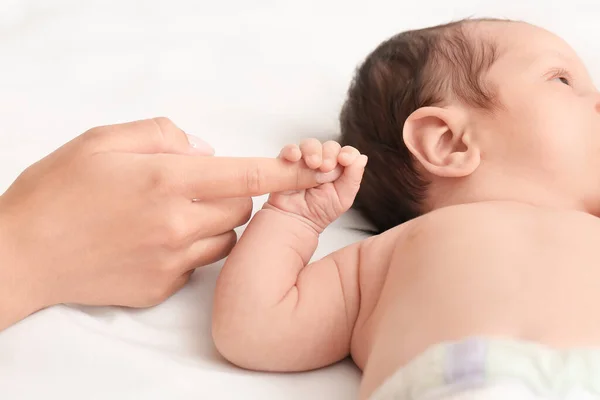 Cute Little Baby Mother Hand Bed — Stock Photo, Image