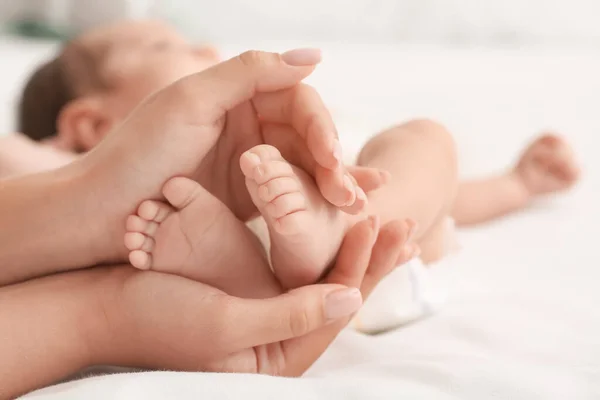 Mother Hands Holding Tiny Legs Her Baby Closeup — Stock Photo, Image