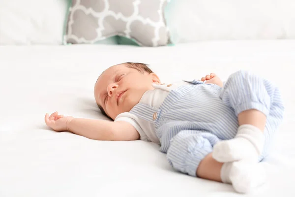Cute Little Baby Leżące Łóżku Domu — Zdjęcie stockowe