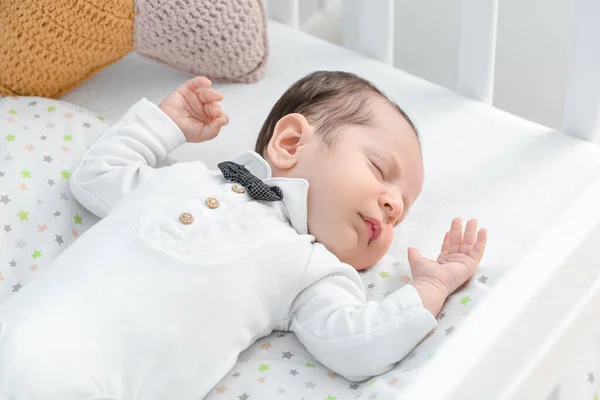 Γλυκό Μωράκι Ξαπλωμένο Στην Κούνια — Φωτογραφία Αρχείου