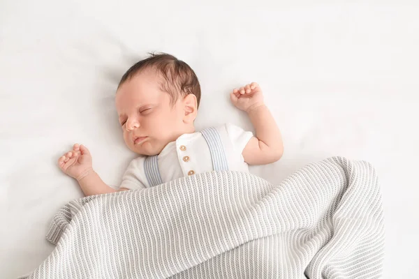 Bonito Pouco Bebê Deitado Cima Cama — Fotografia de Stock