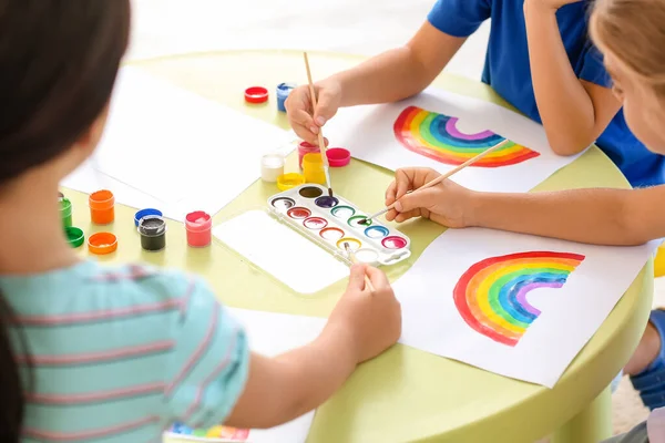 Petits Enfants Peignant Arc Ciel Pendant Quarantaine Covid Maison — Photo