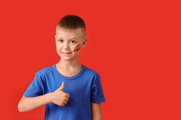 Μικρό Αγόρι Ζωγραφισμένο Ουράνιο Τόξο Στο Πρόσωπό Του Δείχνει Χειρονομία — Φωτογραφία Αρχείου