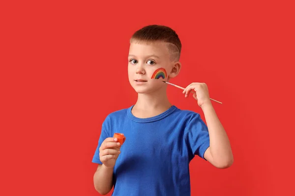 Niño Pequeño Con Arco Iris Pintado Cara Contra Fondo Color — Foto de Stock