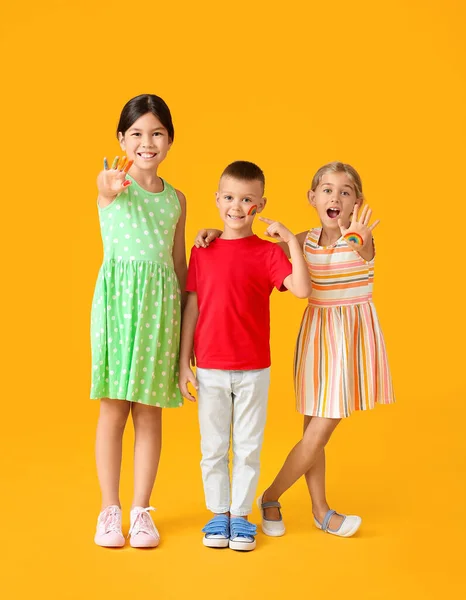 Kleine Kinderen Met Geschilderde Regenboog Hun Lichaam Tegen Kleur Achtergrond — Stockfoto