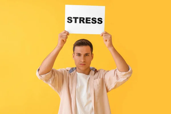 Ung Man Som Håller Papper Med Ord Stress Färg Bakgrund — Stockfoto
