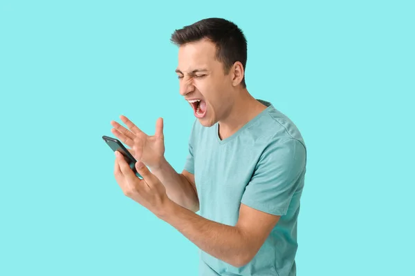 Jovem Estressado Com Telefone Celular Fundo Cor — Fotografia de Stock